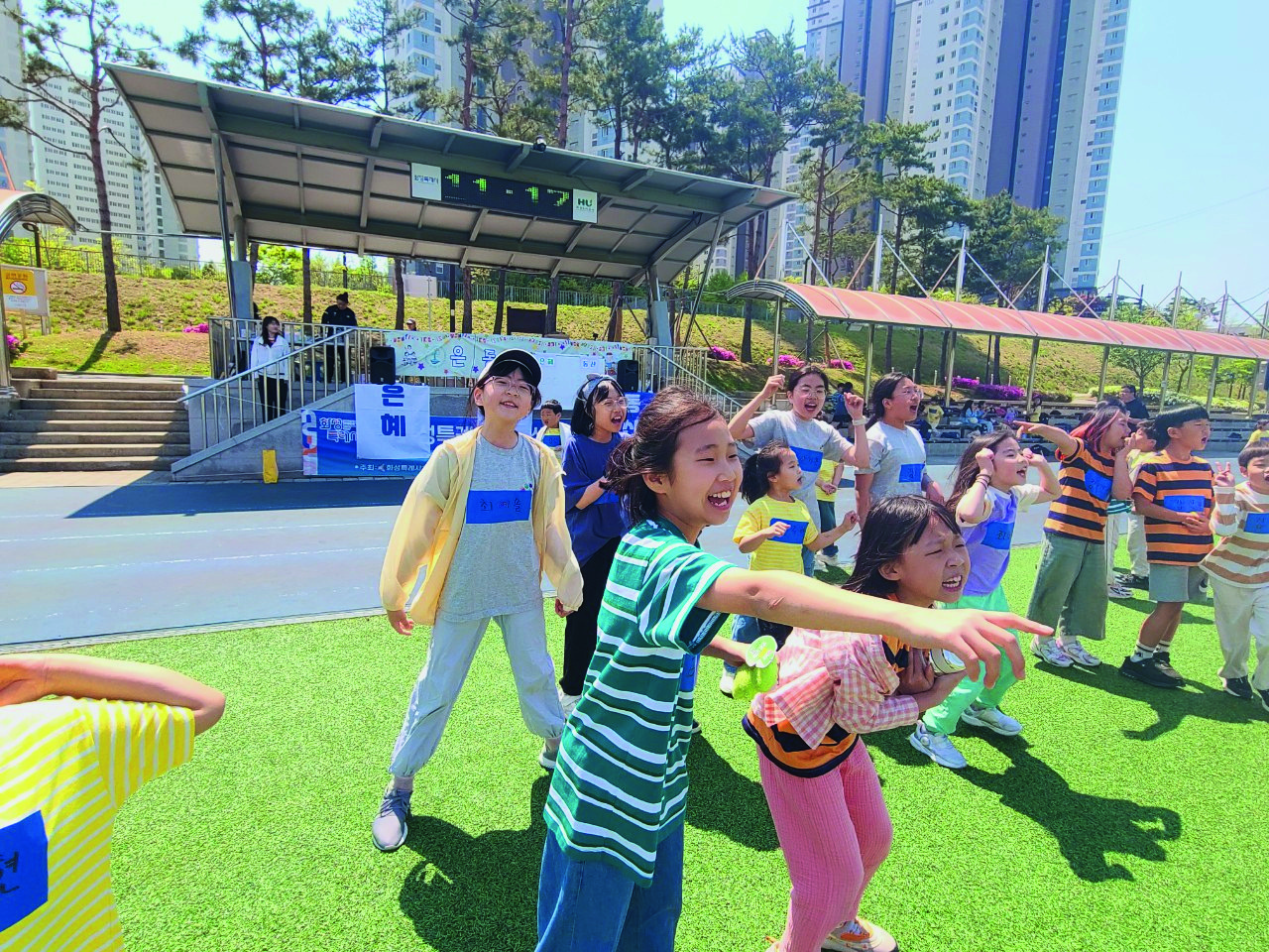운동장에서 함께 활동하는 초등학교 학생들